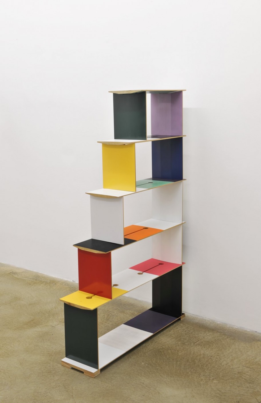 Joe Scanlan Möbel (color chart), 2011 Holz, Klebstoff, Emaillack 50 x 150 x 150 cm 