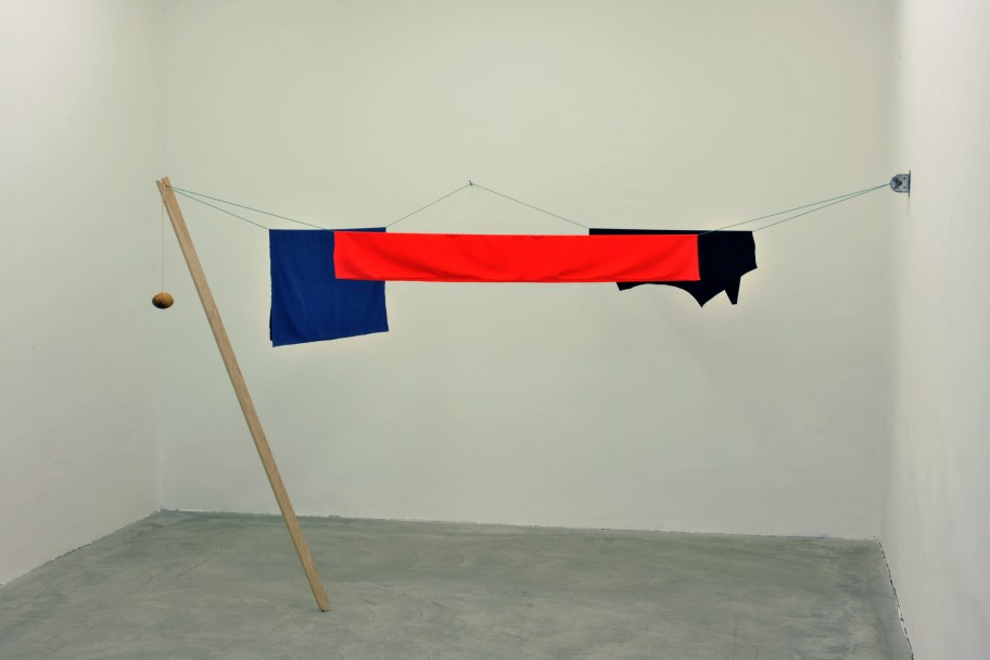Joe Scanlan Möbel (wite trash), 2011 verchromtes Zinn, Schnur, Stoff, Kohlefaser, Aluminium, verzinkter Stahl, Holz 200 x 300 x 250 cm 
