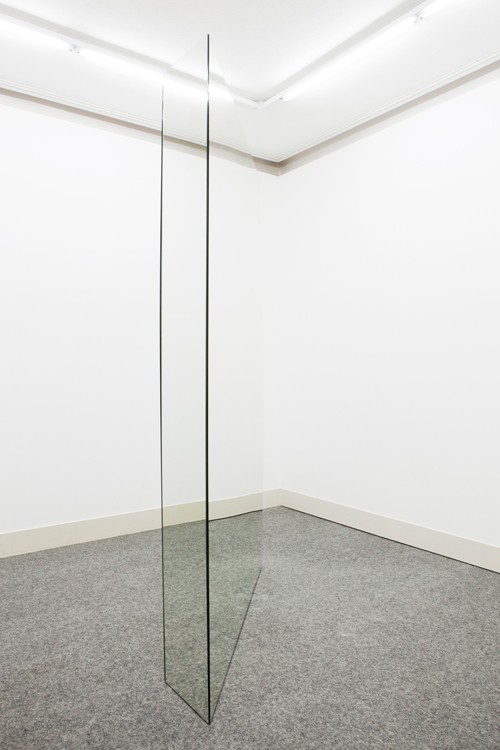 Adrien Tirtiaux Pas vu pas pris, 2012Spiegel, Holz, Metall, angepasst an den Raum 260 x 165 x 40 cm 
