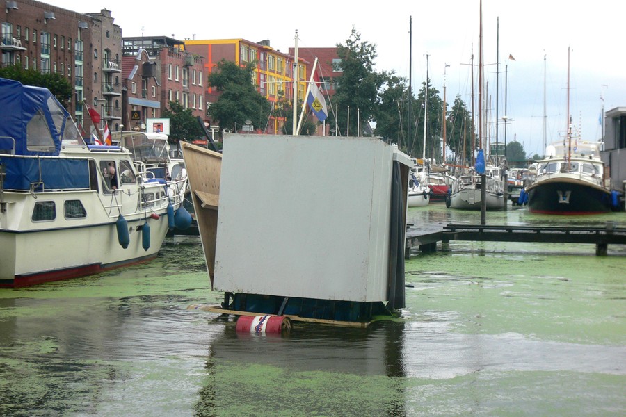 Adrien Tirtiaux It´s a long way to the sea, 2006Wandernde Performance, Sign, Groningen 