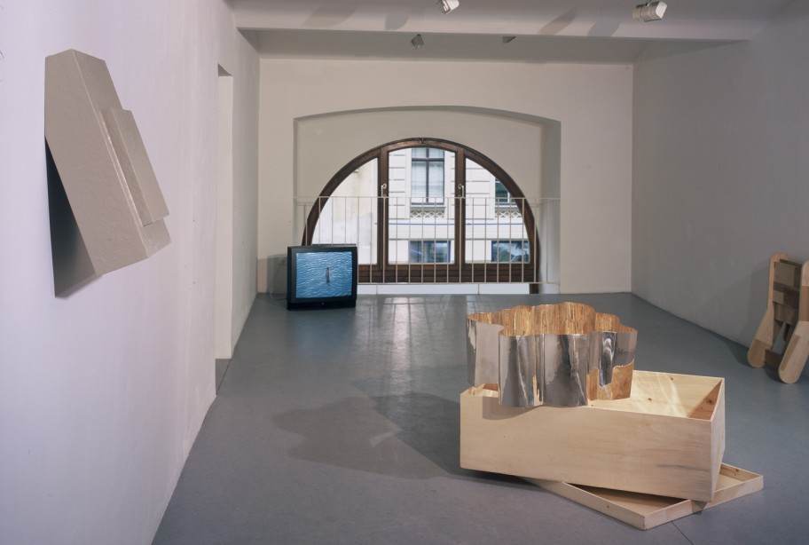Ausstellungsansicht Galerie Martin Janda, 2003, Ayse Erkman, Scribble, 2002 (vorne) Joe Scanlan, Folding Chair, 1997 (rechts) 
