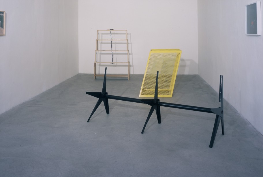 Ausstellungsansicht Galerie Martin Janda, 2003, Martin Boyce, Bench Frame, 2003 (vorne), Park Bin, 2003 (Mitte) Joe Scanlan, Nesting Bookcase, 1994 (hinten) 