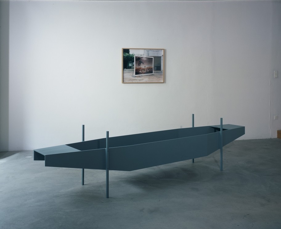Ausstellungsansicht Galerie Martin Janda, 2003 Werner Feiersinger, Ohne Titel, 2002 (vorne) Giuseppe Gabellone, Ohne Titel, 2000 (hinten) 