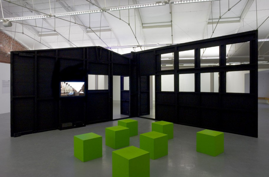 Jun Yang A better tomorrow, 2006 Holzwände, Neoninstallation, Video, Hocker, Installationsansicht Tate Liverpool 6 x 6 x 3,5 m 